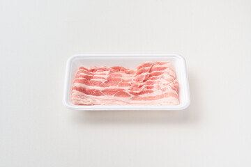 トレーにのった豚バラ肉