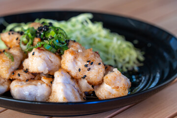 黒ゴマのさっぱりした油淋鶏と千切りキャベツ