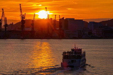 美しい夕日と観光船