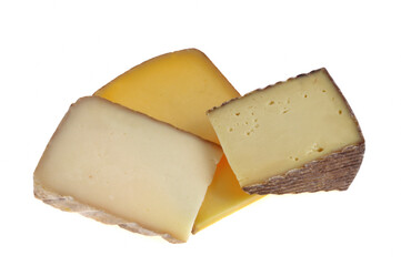 Assortiment de fromages en gros plan sur fond blanc.
