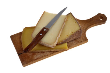 Assortiment de fromages sur une planche à découper avec un couteau en gros plan sur fond blanc