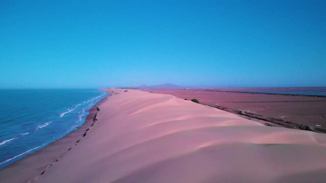 Invierno en las inmensas dunas de arena  en medio del mar de cortez y el desierto del estado de Sonora M&eacute;xico, cielo azul, mar de color turqueza,