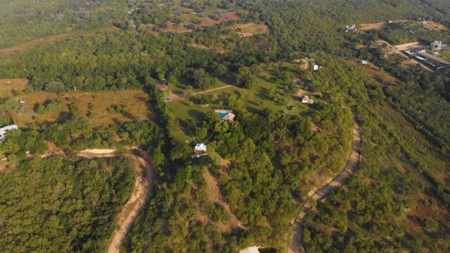 Toma de dron de una alberca en medio del bosque rodeado de monta&ntilde;as