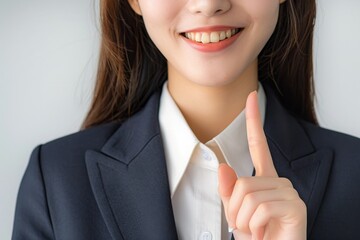 指をさす日本人の女性会社員（白背景・会社員・スーツ・新入社員・窓口・案内）	
 - obrazy, fototapety, plakaty
