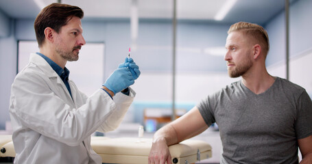 Obraz premium Doctor Making Vaccine Injection