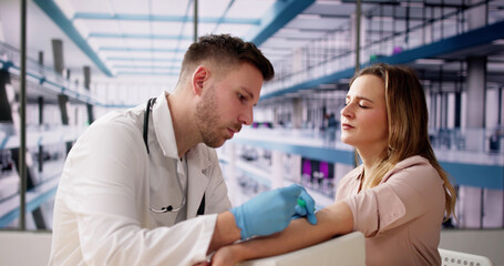 Obraz premium Patient Blood Draw By Doctor