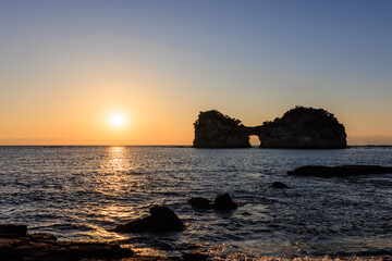 夕暮れ時の円月島　和歌山県白浜温泉