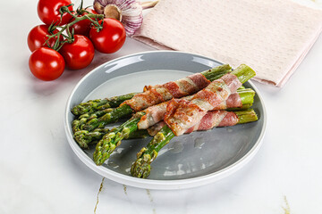 Grilled asparagus with bacon