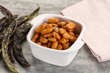 Canned white bean in tomato sauce