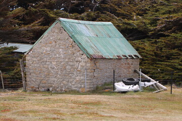 Obraz premium Old barn on West Point Island in the Falkland Islands.