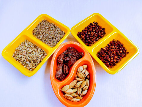 Indian spices aromatic flavoring dryspices wholespices masale foodspices blackpepper cardamom clove fennel saunf cumin seeds black cardamom food ingredients epices image stock photo 