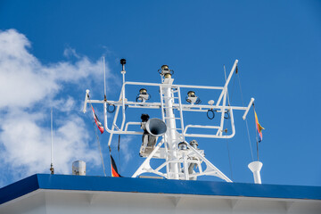 Signalmast und Steuerstand vor blauem Himmel einer Inselfähre an der Nordseeküste