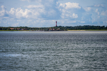 Ankunft im Fährhafen der Insel Amrum. Fährhafen mit dem Amrumer Leuchtturm im Hintergrund - 738625707