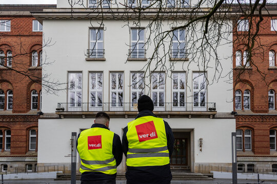 Kiel, Deutschland, 16.02.2024, Busfahrer streiken mit Verdi und FFF in der Landeshauptstadt und ziehen zur Kundgebung vor das Landeshaus
