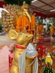 タイのピンクのガネーシャの場所にある彫刻の風景