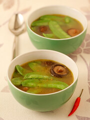 Mangetout soup with chinese mushrooms.
