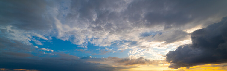 Obraz premium Dramatic sky with dark clouds at dusk