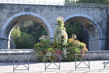 double arches bridge with flowers - obrazy, fototapety, plakaty
