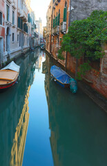 Fototapeta na wymiar glimpse of a navigable canal on the island of Venice with boats