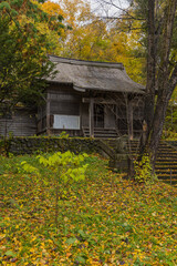 日本　北海道旭川市の旭山公園にある旭山稲荷金刀比羅神社と紅葉