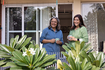 Obraz premium Portrait of happy mother and daughter in the back yard