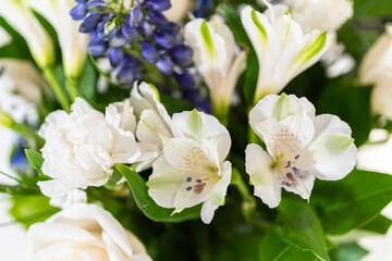 Obraz na płótnie Canvas Elegant White Rose Bouquet Adorns a Beautiful Vase