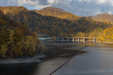 Fototapeta na wymiar 日本　北海道札幌市南区定山渓の定山渓ダムによって出現した人造湖、さっぽろ湖と紅葉