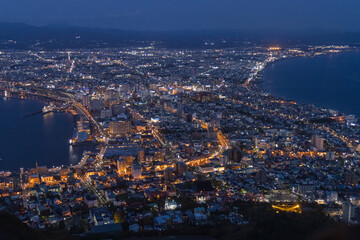 日本　北海道函館市にある函館山展望台から見える市街地の夜景と津軽海峡