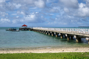 Fototapeta na wymiar 【グアム】エメラルドグリーンの海の上に延びるココス島の白い橋