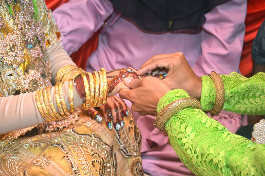 Indonesian wedding traditions