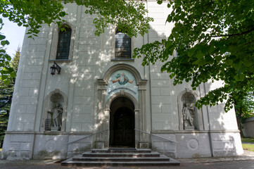 Entrance to Church of the Lord's Transfiguration (kosciol Przemienienia Panskiego). Ogrodzieniec, Poland. - obrazy, fototapety, plakaty