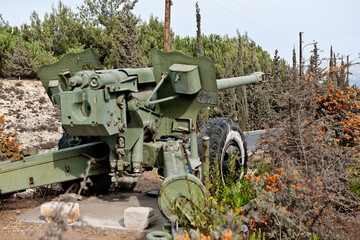Kanone als Kriegsdenkmal im Chouf, Libanon