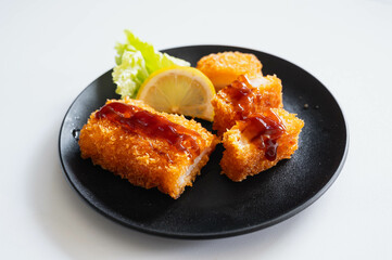 イカフライのソースがけ