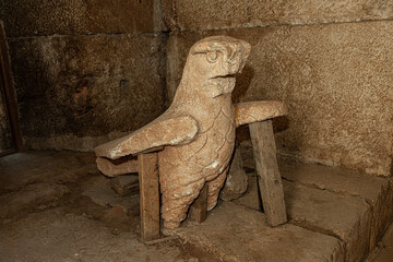 steinfigur in den ruinen von baalbek, libanonf