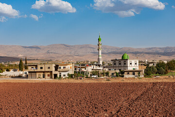 Dorf mit Moschee in der Bekaaebene, Libanon