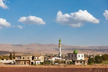 Dorf mit Moschee in der Bekaaebene, Libanon