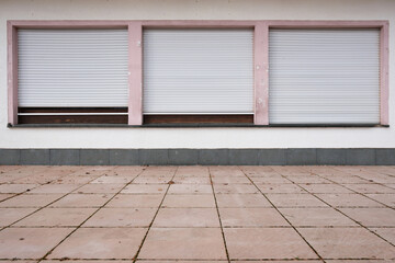 geschlossene Verkaufsfenster an einem Imbiss