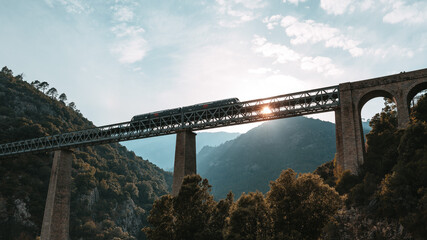 Le pont Eiffel en Corse avec le train "Trinichellu" qui passe