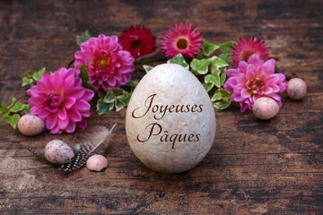 Carte de voeux Joyeuses Pâques : fleurs avec un œuf de Pâques étiqueté.
