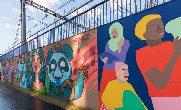 Fresque le long de la voie de chemin de fer, rue Vercing&eacute;torix, 14&egrave;me arrondissement, Paris, France