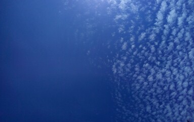 fondo azul pastel, blanco,  cielo, nublado, texturas naturales, iluminado, de medio dia, hermoso,...