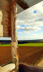 schöner Ausblick aus dem Hochsitz eines Jäger auf Feld, Wald und Wiesen an sonnigem Frühlingstag
