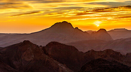 Paysage du Hoggar dans le désert du Sahara, Algérie. Une vue depuis l'Assekrem du coucher de soleil sur les montagnes de l'Atakor - 738859533