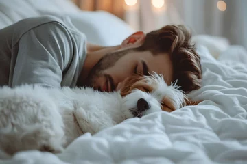 Fotobehang Sanfte Träume: Schlafender Mann mit seinem treuen Hund an seiner Seite © Seegraphie