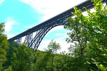 Blick auf die Müngstener Brücke, die höchste Eisenbahnbrücke Deutschlands bei Solingen in...