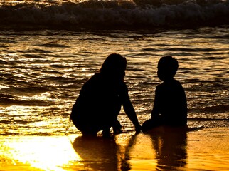 Coucher de soleil Mère fils
