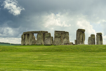Stonehenge unter dunklen Wolken in England