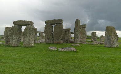 Stonehenge mit Trilith und anderen Quadern sowie Tragstein mit Zapfen