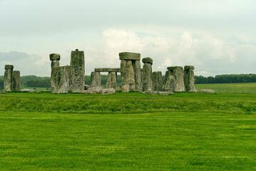 Blick auf Stonehenge mit Tragstein und Zapfen sowie anderen Quadern