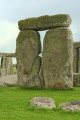 Trilith mit Deckstein im Kreis von Stonehenge - England